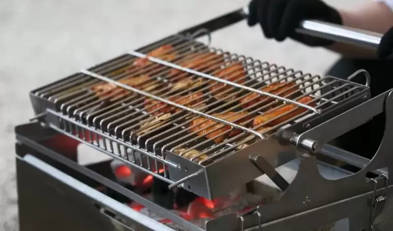 Produzione OEM di griglie per barbecue portatili rotanti per marchi globali di prodotti da campeggio.